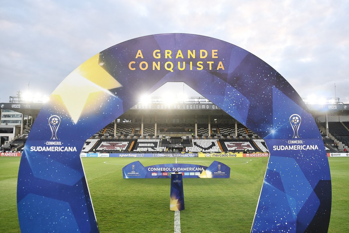 Vasco enfrenta Independiente Medellín em busca de vaga e primeira vitória de Pedro Emanuel