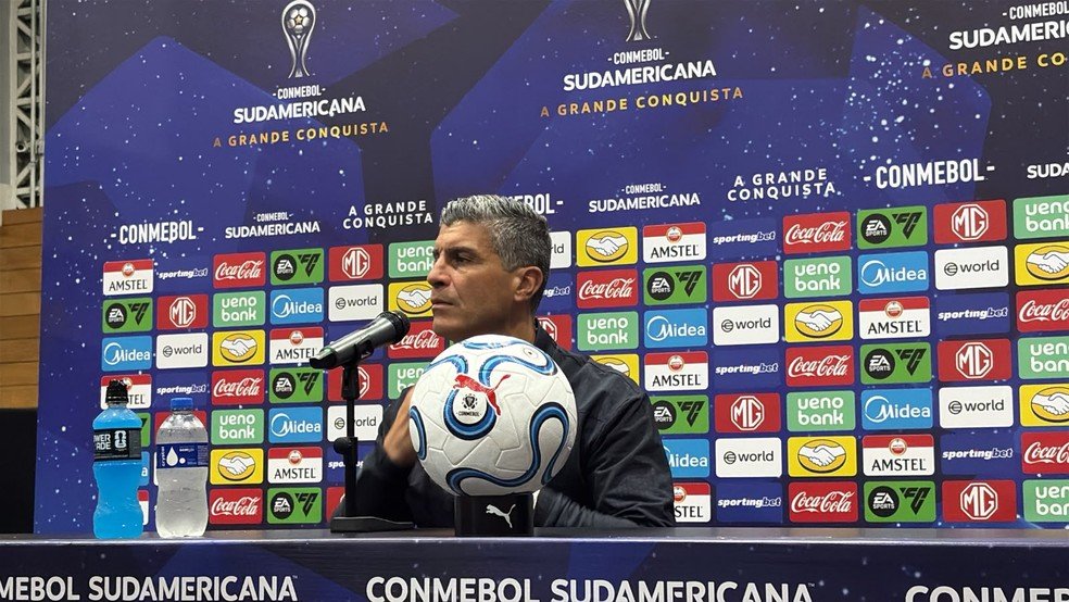 Pedro Emanuel chega à quinta semifinal em copas, une torcida e elenco e detona: 'Temos direito ao Maracanã'
