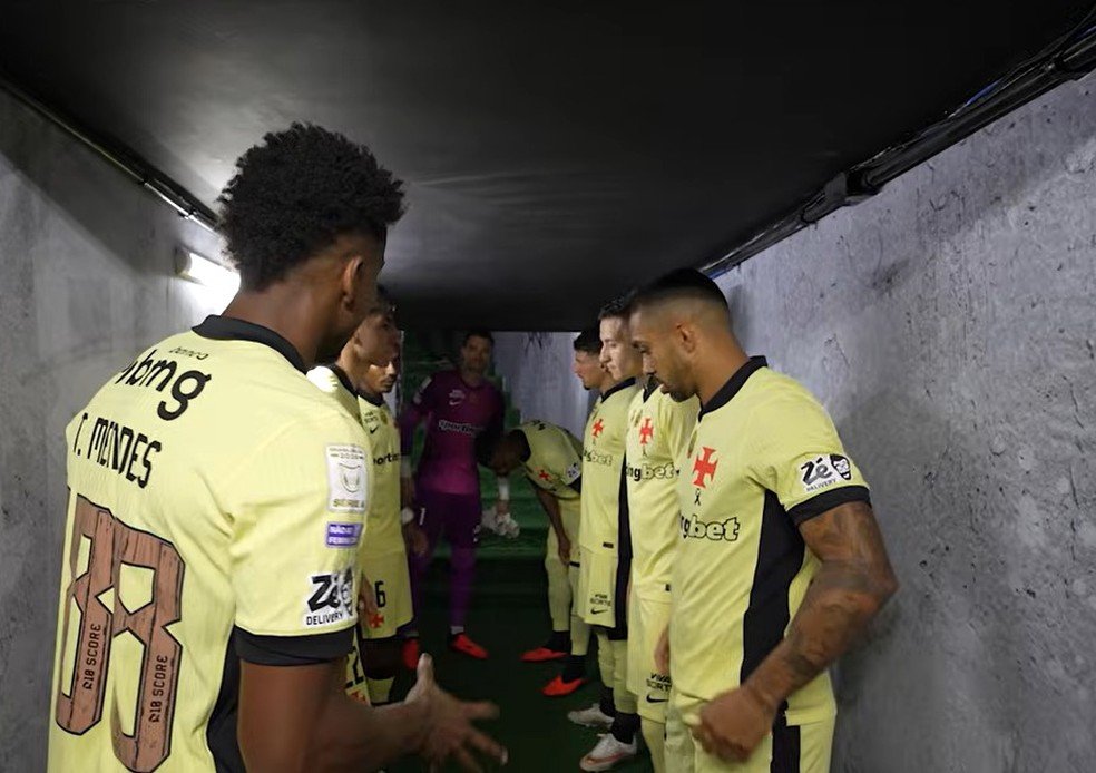 Thiago Mendes vestiário Vasco