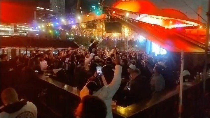 Torcida do Vasco invade Buenos Aires, lota bar, estende faixa e faz churrasco com boquenses