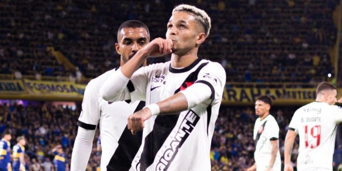 Adson marca de cabeça, Vasco vence o Boca na Bombonera e encerra série de 17 invicto dos argentinos
