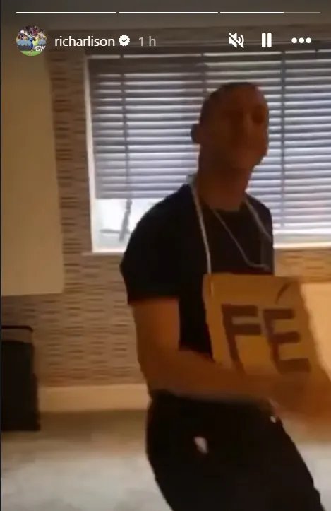 Richarlison dança com cartaz de 'fé' à la Caíque e celebra vitória do Vasco na Bombonera
