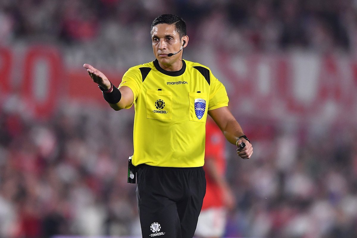 Venezuelano que enfiou 3 possíveis pênaltis no bolso contra brasileiros apitará Vasco x Boca no Maracanã