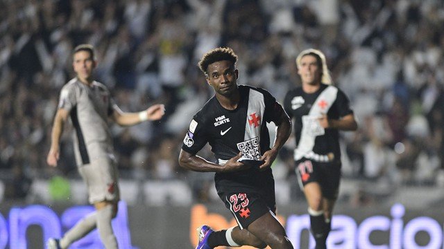 Thiago Mendes Vasco comemoração