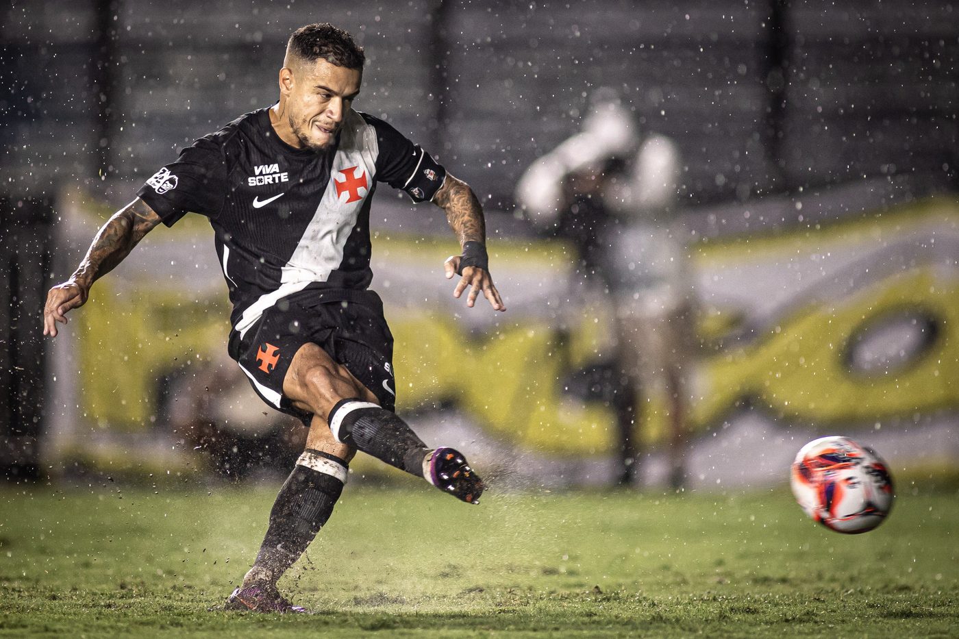 Vasco 5x0 Coritiba: goleada em São Januário e cinco artilheiros diferentes