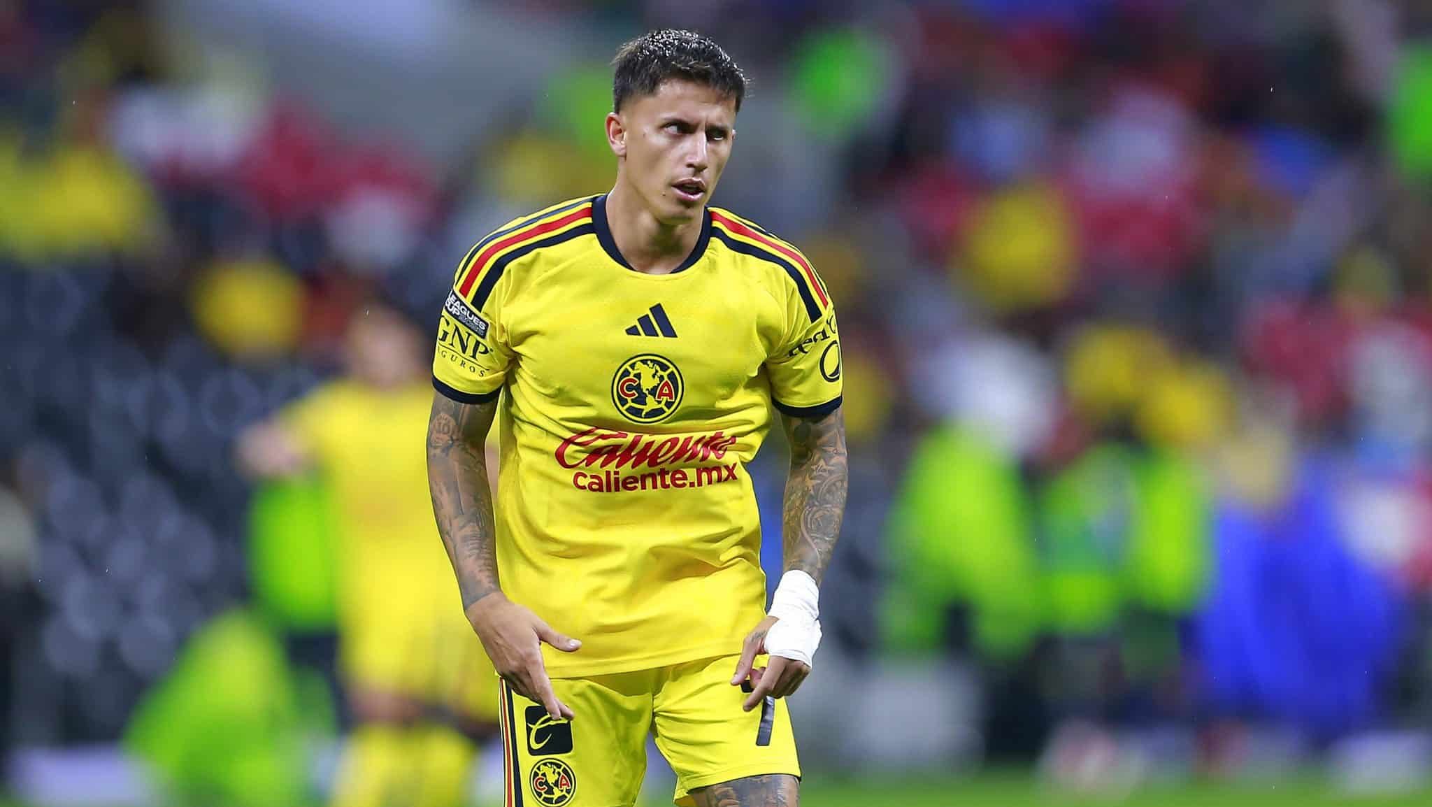 Brian Rodríguez marca golaço de falta enquanto negociação esfria